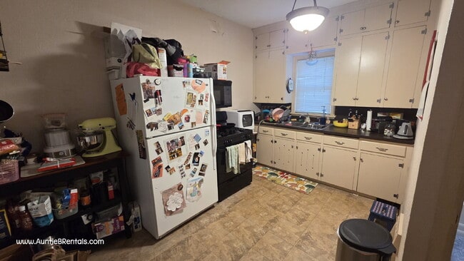 Building Photo - 2 bedroom - Duplex for RENT  Move in Nov 1st