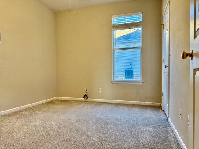 Building Photo - 104 Sunflower Pl