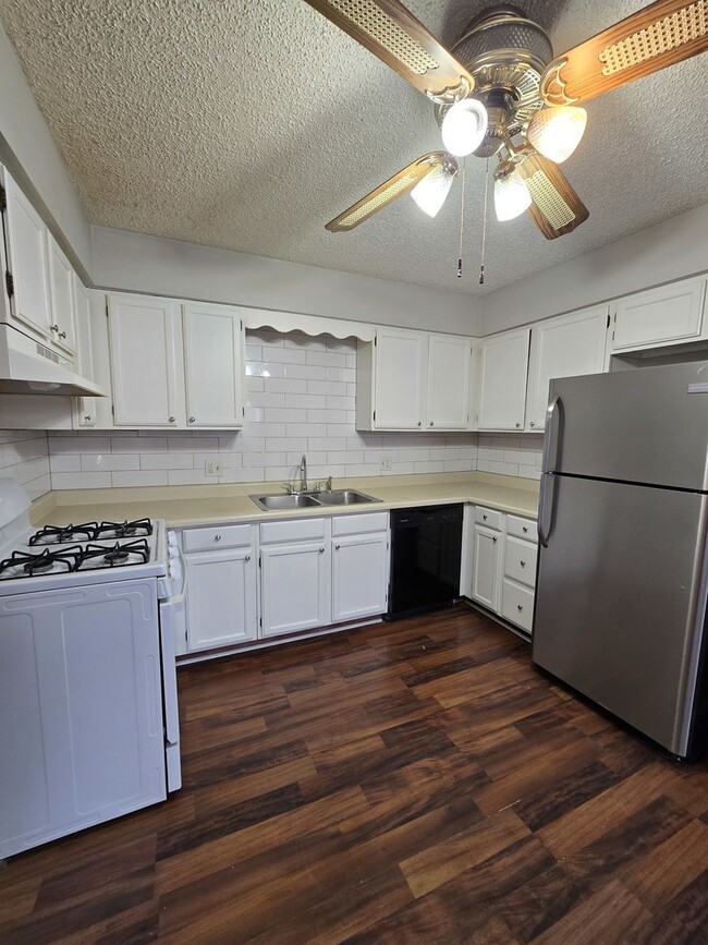 Building Photo - 1005 Manchester Ct