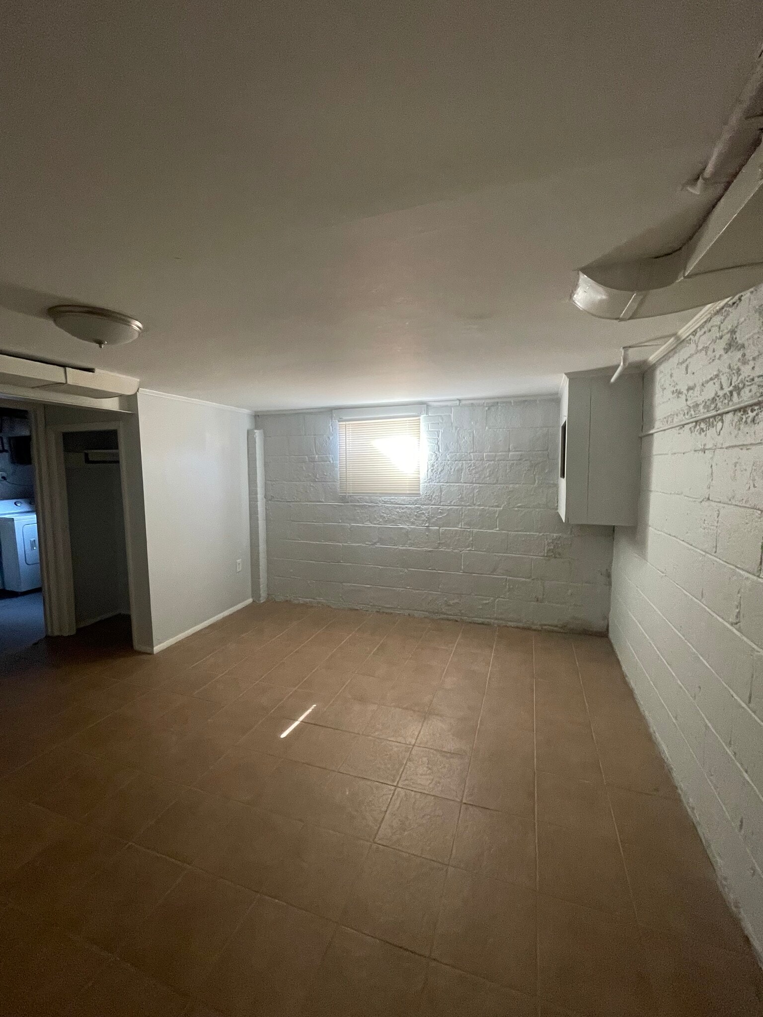 Building Photo - 633 N Nelson St