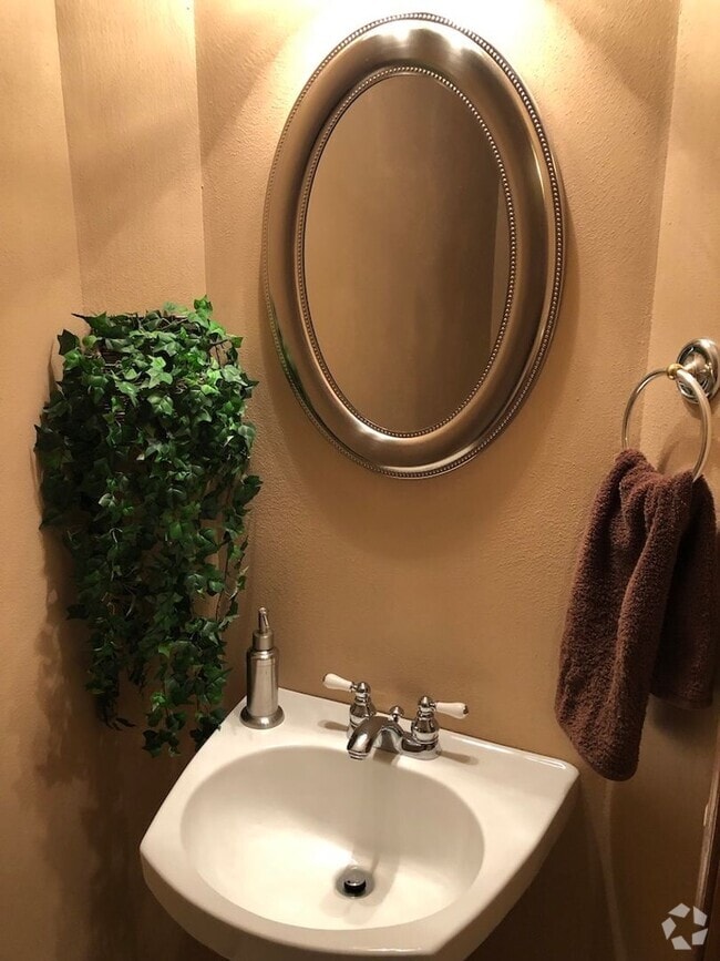 Building Photo - Shared 2 Bedroom 2.5 Bathroom Condo