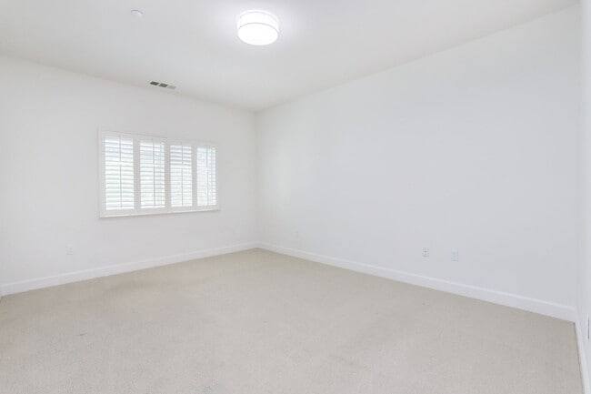 Building Photo - 4 Bed / 3 Bath San Bruno home in highly de...