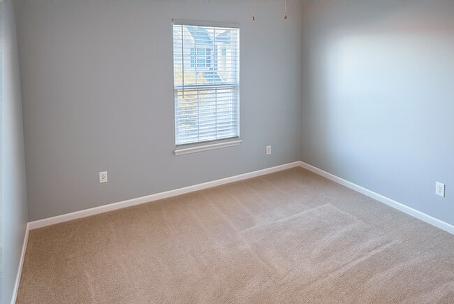 Building Photo - 635 Grove Cir