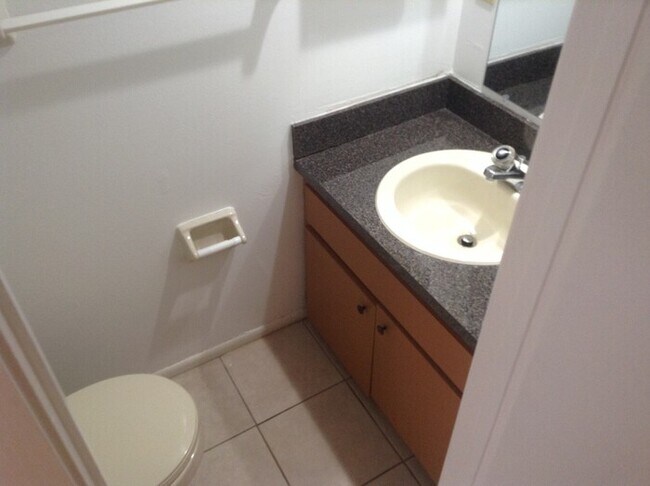 Building Photo - Great 2 Bed/ 1.5 Bath Very Close to UCF!