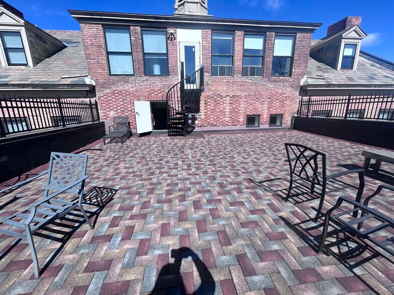 Shared Balcony - 13 Chester St