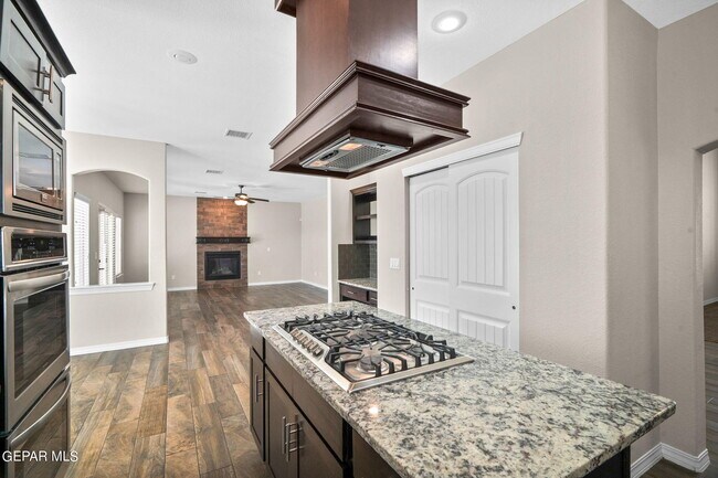 Building Photo - 7877 Enchanted View Dr