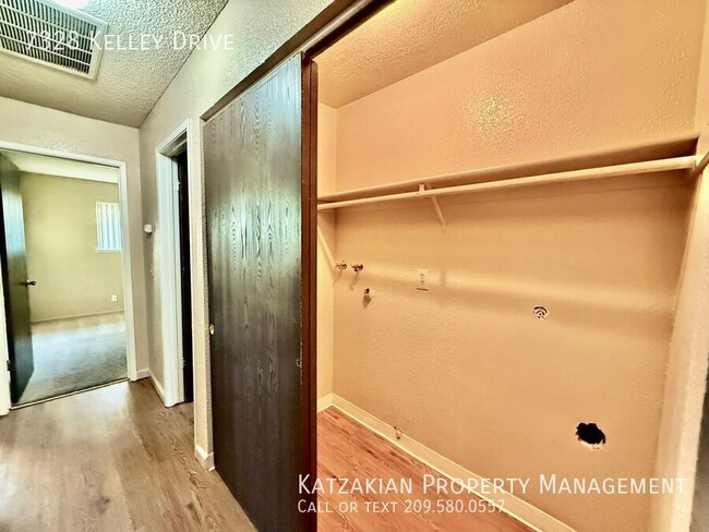 Building Photo - 2 bedroom unit with updated kitchen, insid...