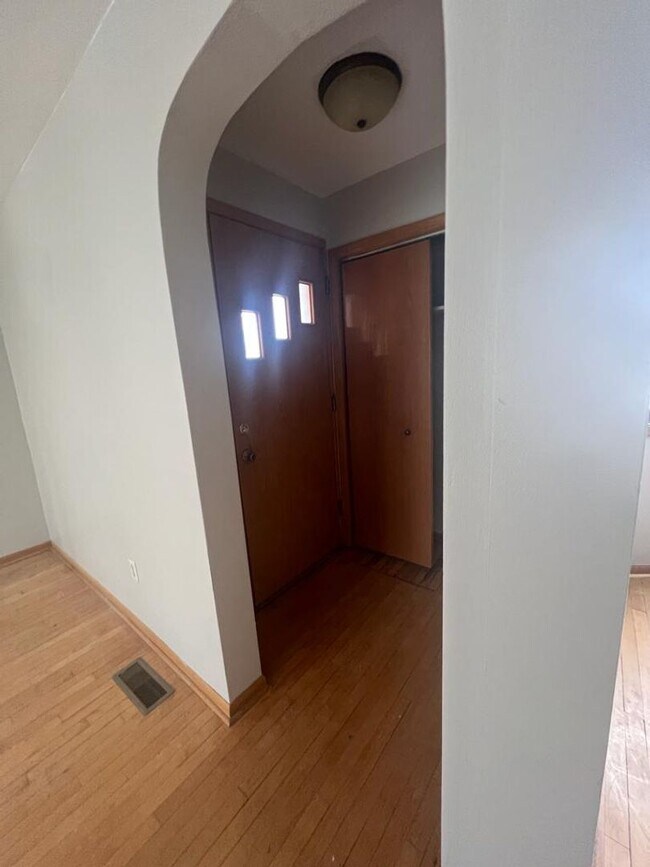 Building Photo - Large 5 bedroom / 2 bath home in central O...