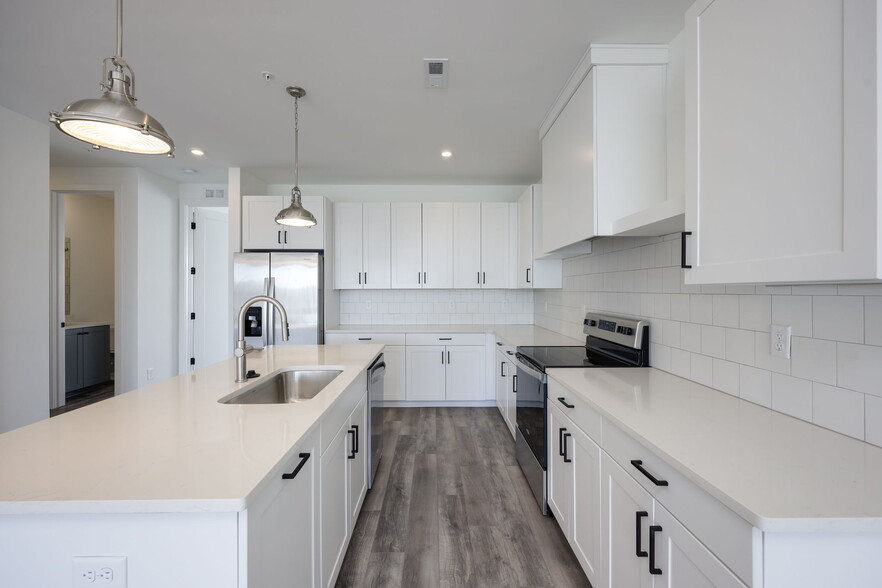 Kitchen - 2026 Edison Park Ln