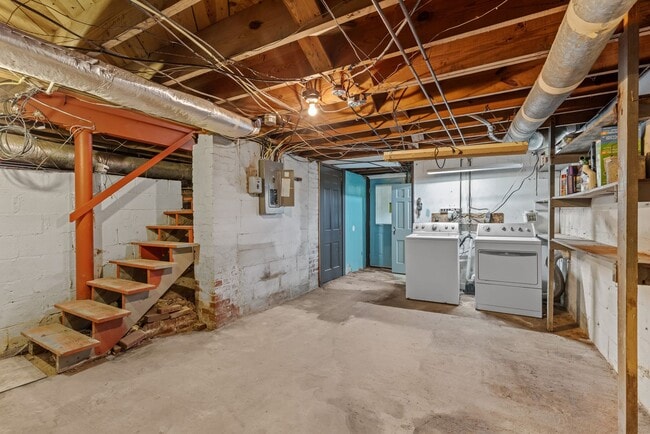 Building Photo - Beautifully Renovated 3 Bedroom 2.5 Bath H...