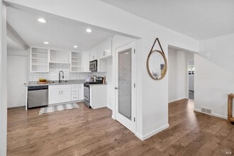 Building Photo - 372 Acacia St