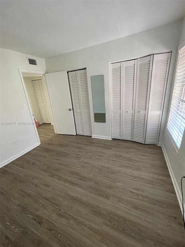 Building Photo - 10905 N Kendall Dr