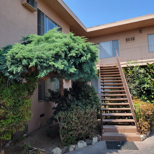 Building Photo - 405 E Elk Ave