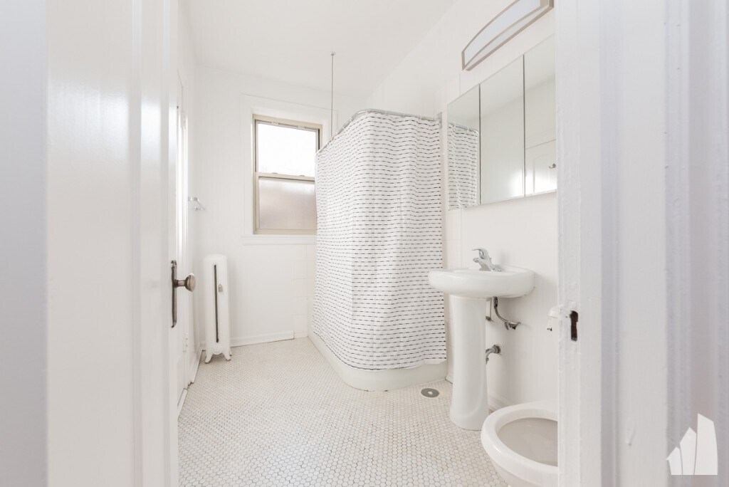 Building Photo - 1212 W Lunt Ave