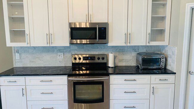 Building Photo - Lovely 4/2 in the Gated Lake Fisher Estate...