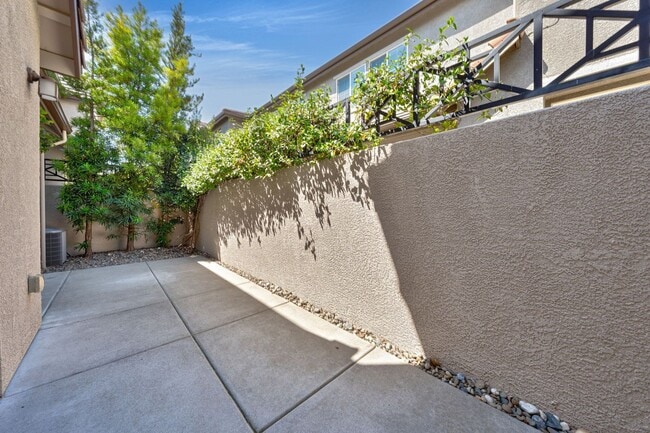 Building Photo - Exceptional 3BR Condo in Folsom! Stylish U...