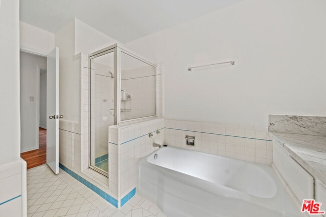 Building Photo - 2124 Hillsboro Ave