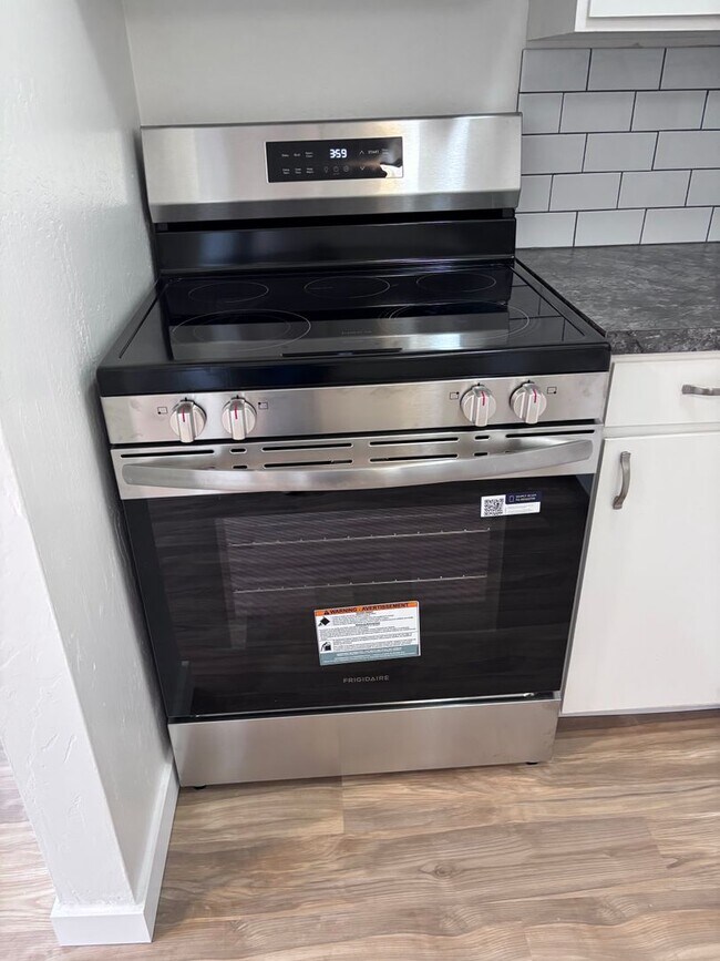 Building Photo - BIR225