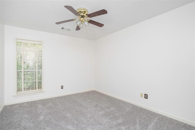 Building Photo - 561 Pine Tree Ln