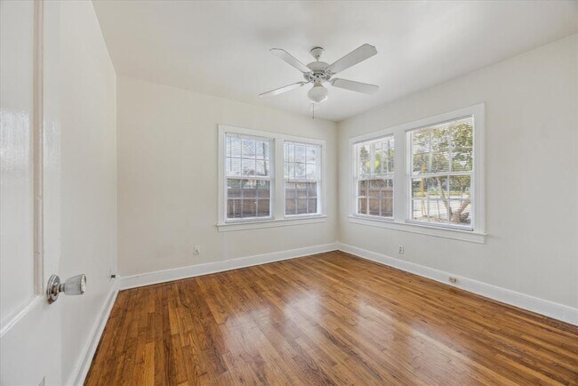 Building Photo - 2216 Manor Rd