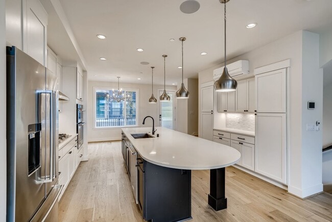 Building Photo - Queen Anne Townhome ~ McGraw Square