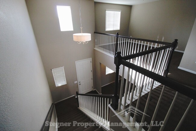 Building Photo - Wonderful Newer Home