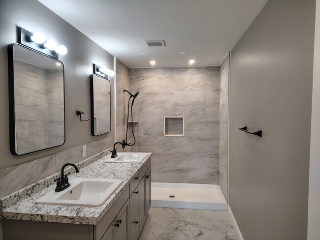 Building Photo - 2805 Big Bend Dr