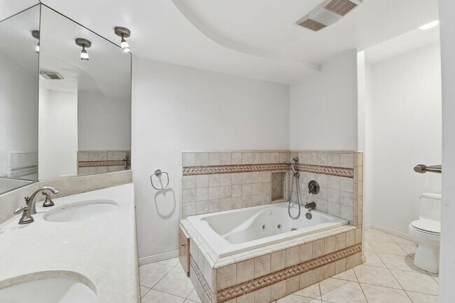 Building Photo - 1008 Westholme Ave