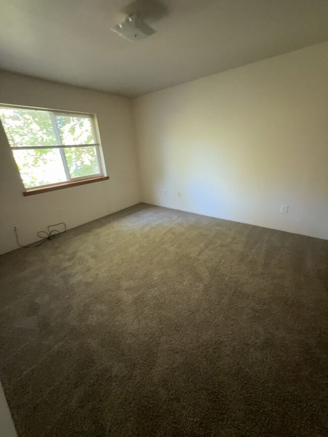 Building Photo - 2 Bed 1 Bath Upstairs Unit in Well-Maintained Complex