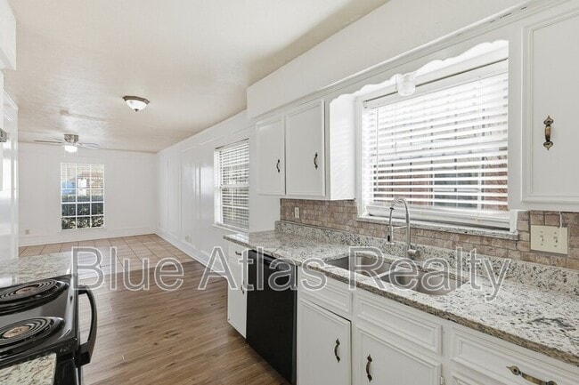 Building Photo - 704 Skyline Dr