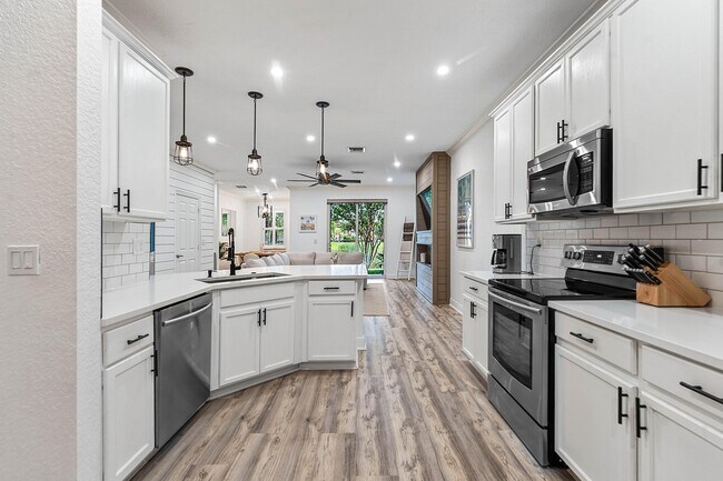 Building Photo - 4890 Bonsai Cir