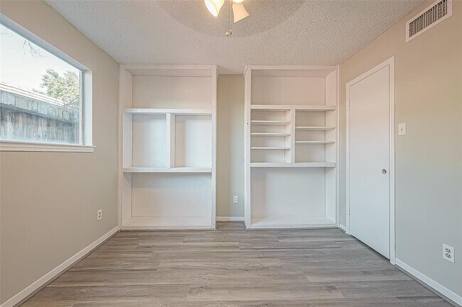 Building Photo - 9393 Westwood Village Dr