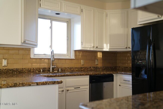 Building Photo - 669 Benson Way
