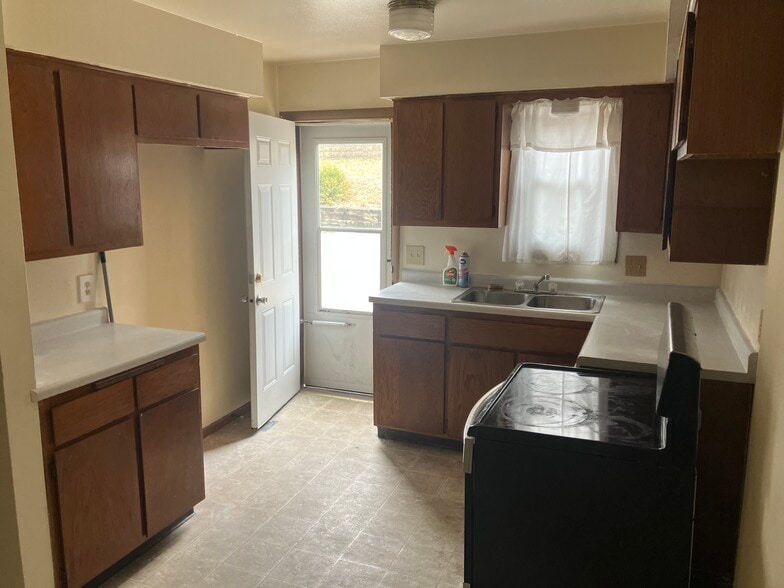 Building Photo - 1422 Willow Ln