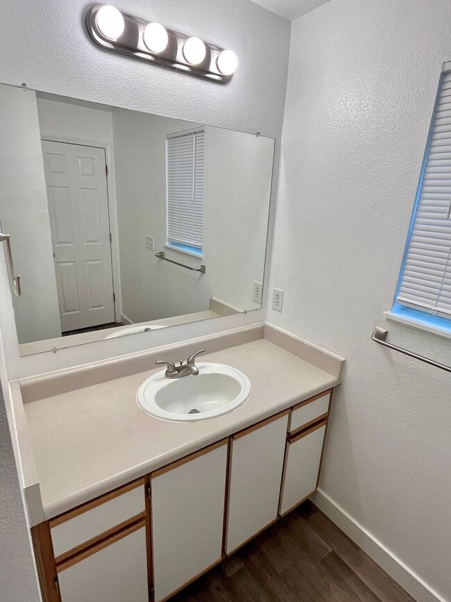 Building Photo - Spacious 2-story 2bedroom + 2.5 bath townh...