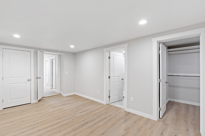 Building Photo - 3013 W Lakeside Dr