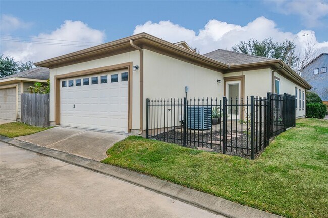 Building Photo - 3521 Clearview Cir