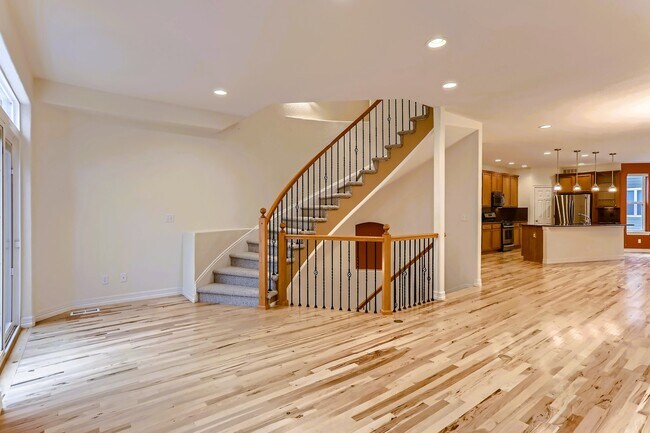 Building Photo - 736 Martin Dr