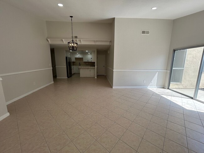 Building Photo - 536 Navarre Pl