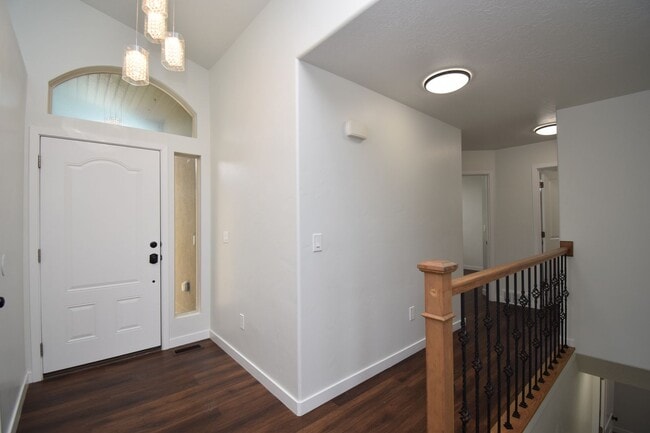 Building Photo - Newly Remodeled Magna Gem with New Appliances & Easy Freeway Access!!