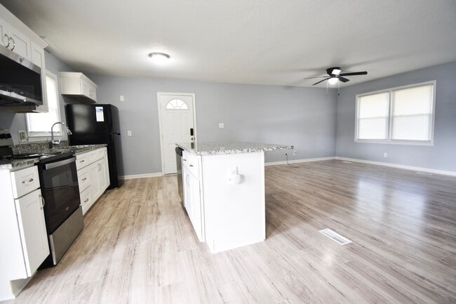 Building Photo - 3 Bedroom 2 Bathroom- Pets Considered