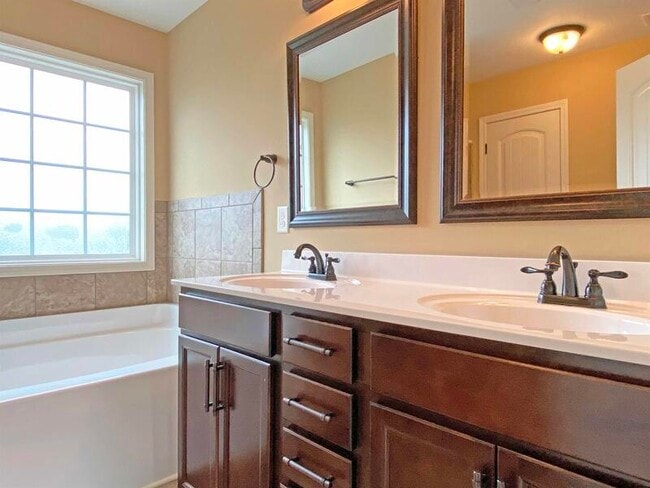 Building Photo - 967 Harding Dr