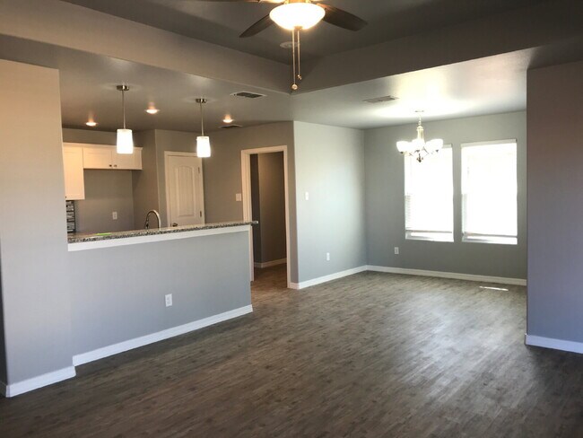 Building Photo - 3/2 In Willow Bend!