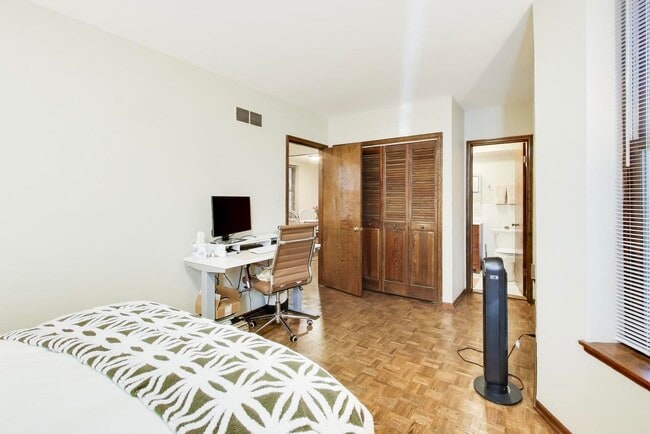 Building Photo - 922 W Fullerton Ave