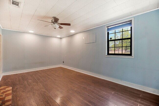 Building Photo - Charming 4 Bedroom Pensacola Rental in a Convenient Location!
