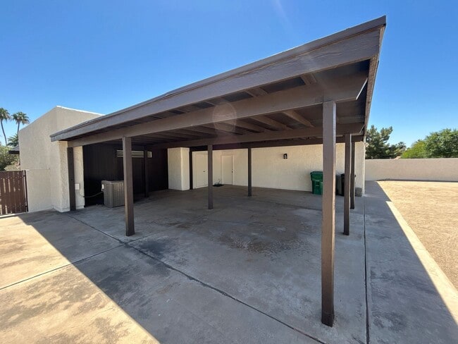 Building Photo - 985 E Campina Ln