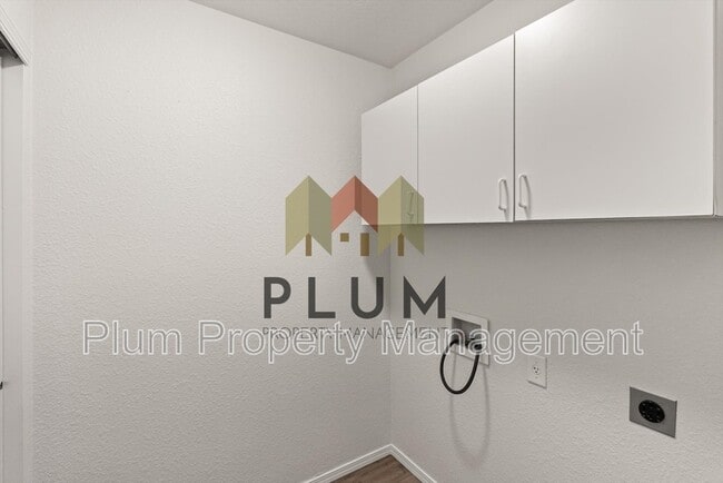 Building Photo - 5449 Golf Dr