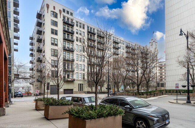 Building Photo - 758 N Larrabee St