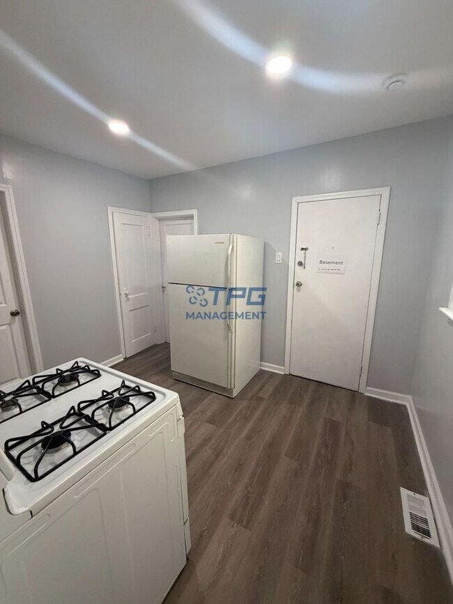 Building Photo - 134 Dewey St