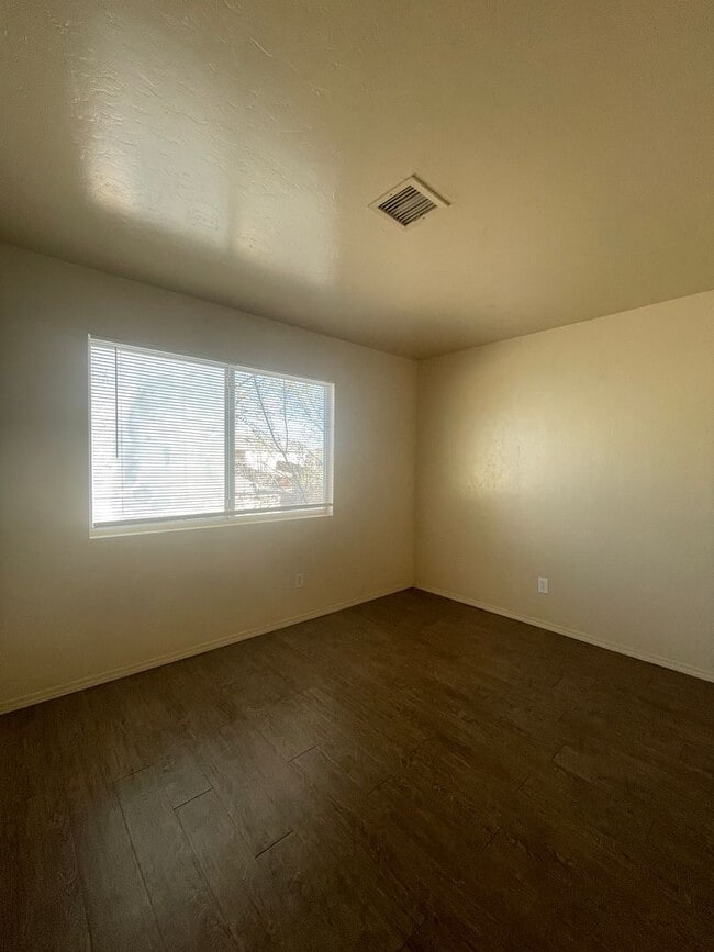 Building Photo - 8412 E Lakeshore Dr